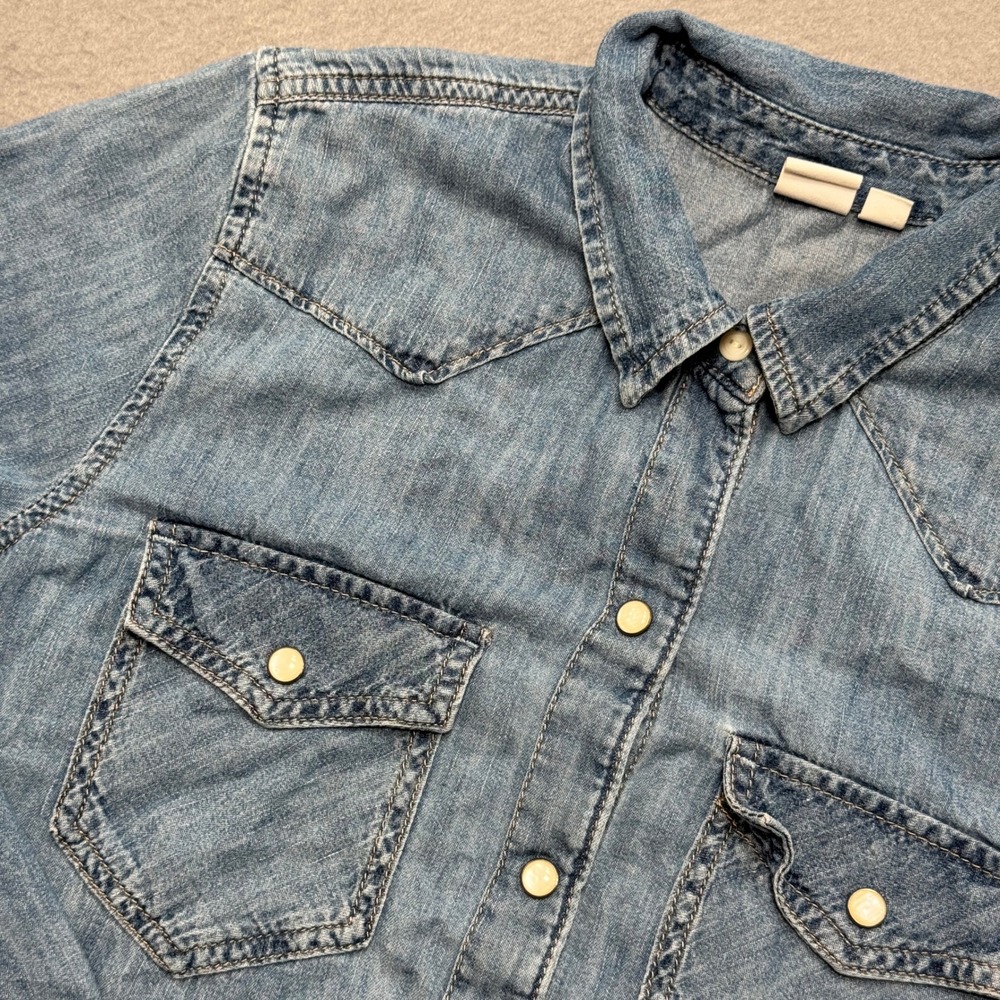 GAP Denim Shirt Women's Small Blue Light Wash Pearl Snap Long Sleeve Western